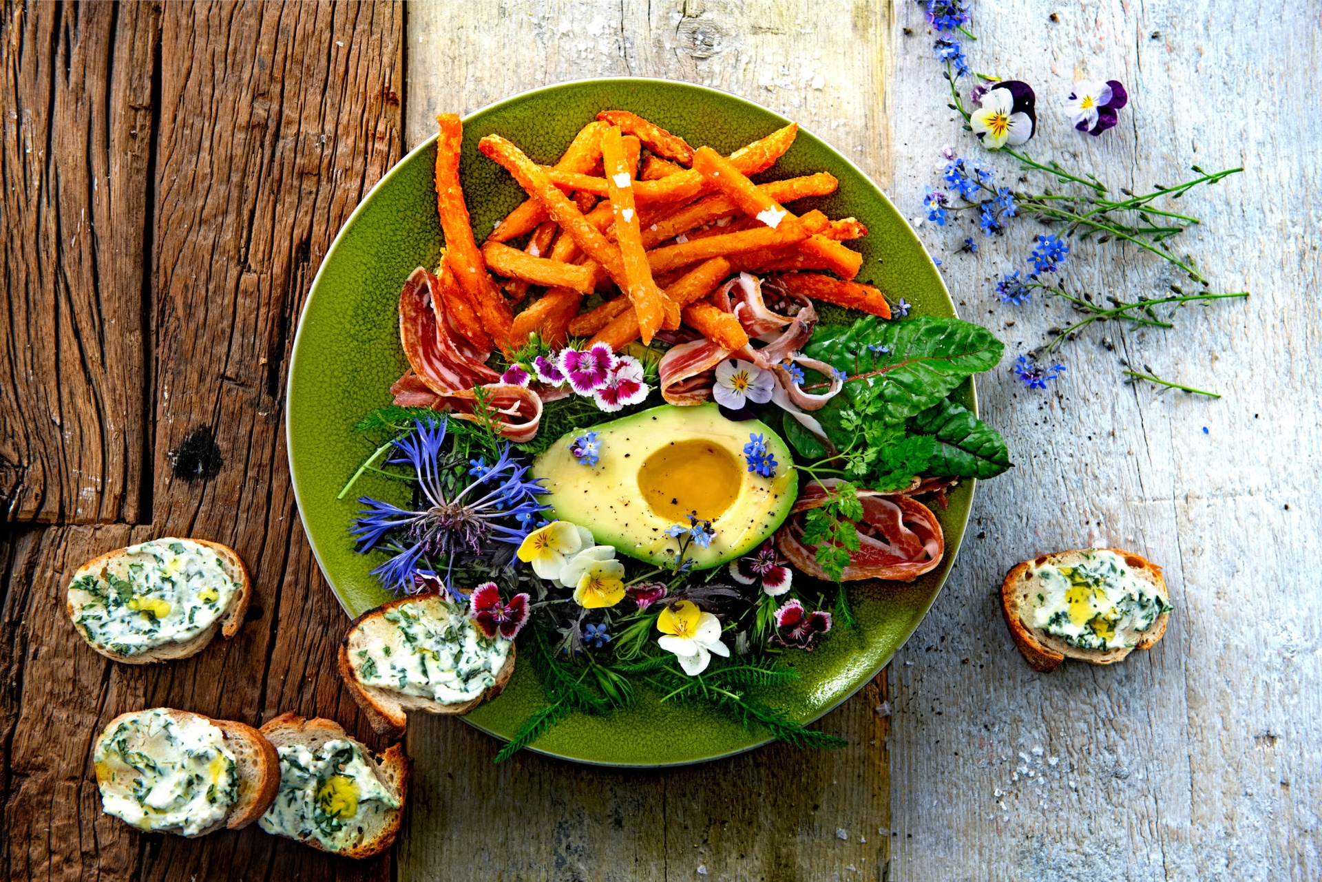 Avocadosalad with pancetta 