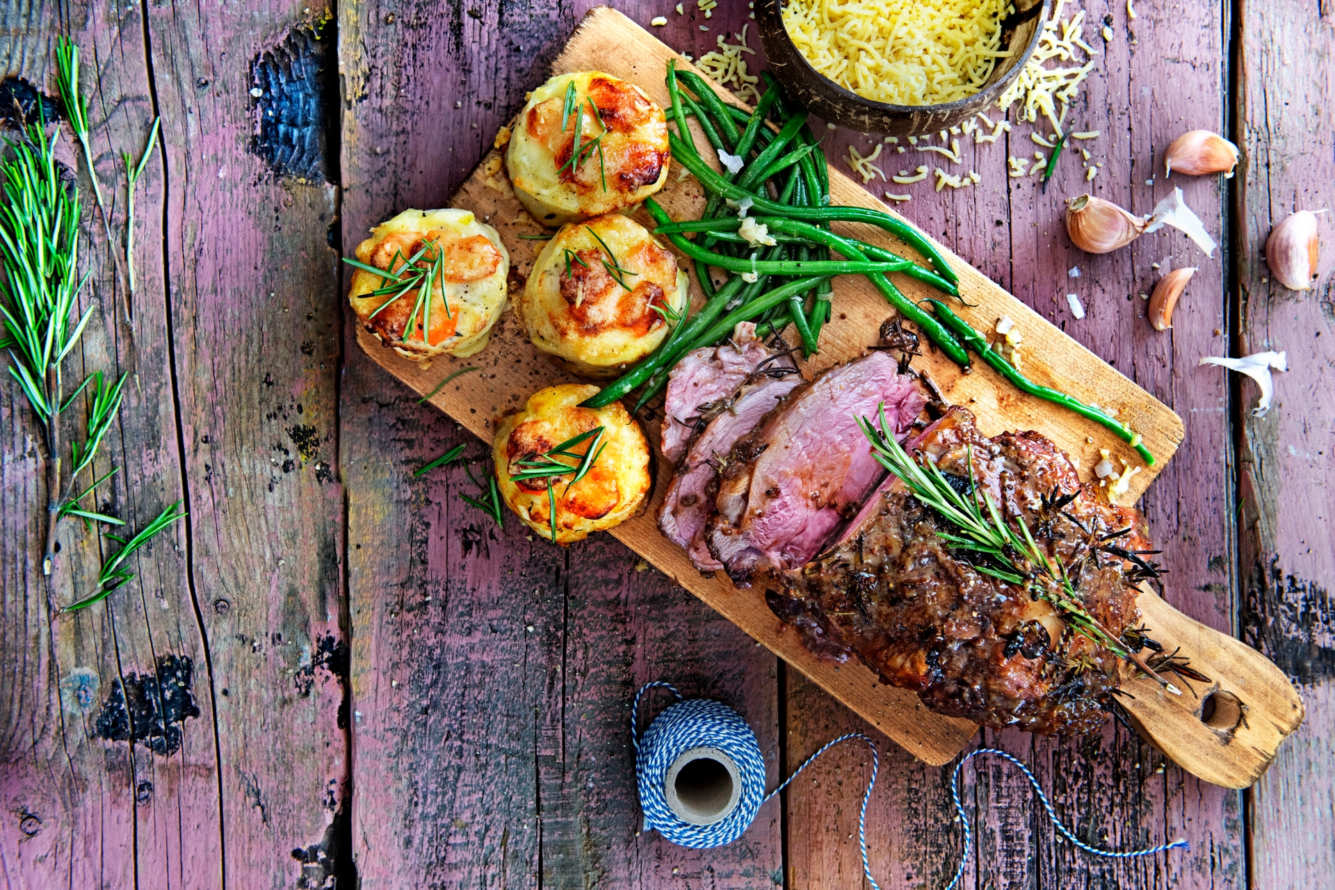 Leg of lamb with rosemary, garlic and gratin 