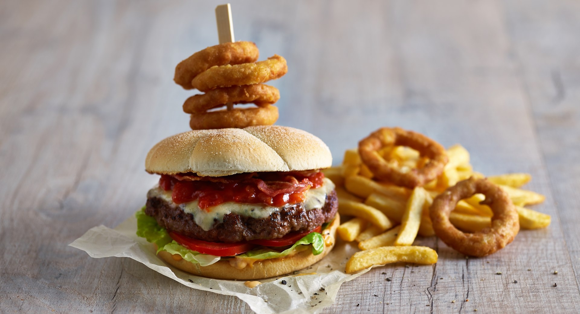 Hamburger and fries fast_food_specialist_aviko