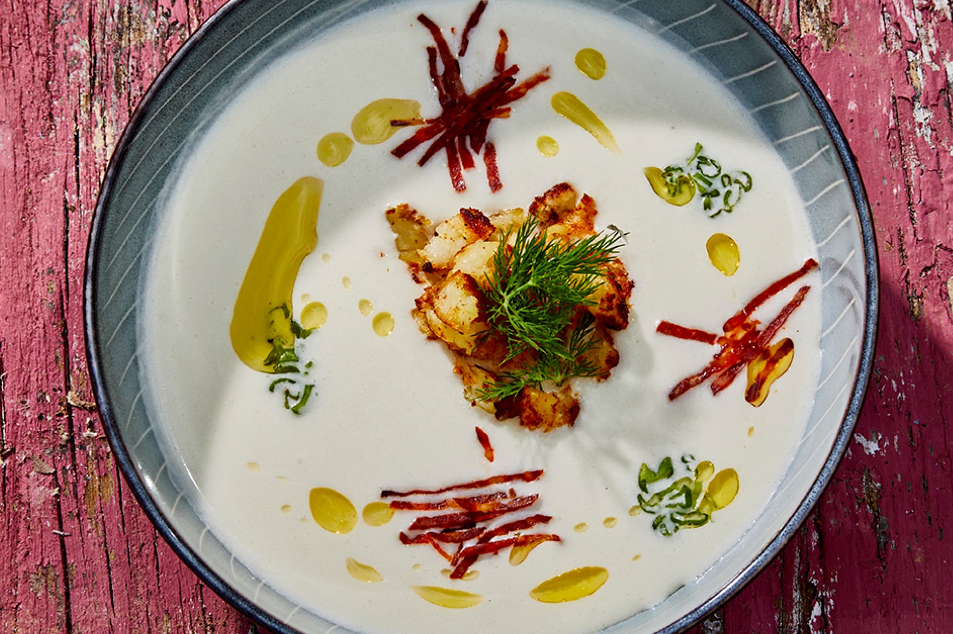 recept_image_cold_potato_soup_with_spring_onion_spicy_chorizo_and_rosticroutons