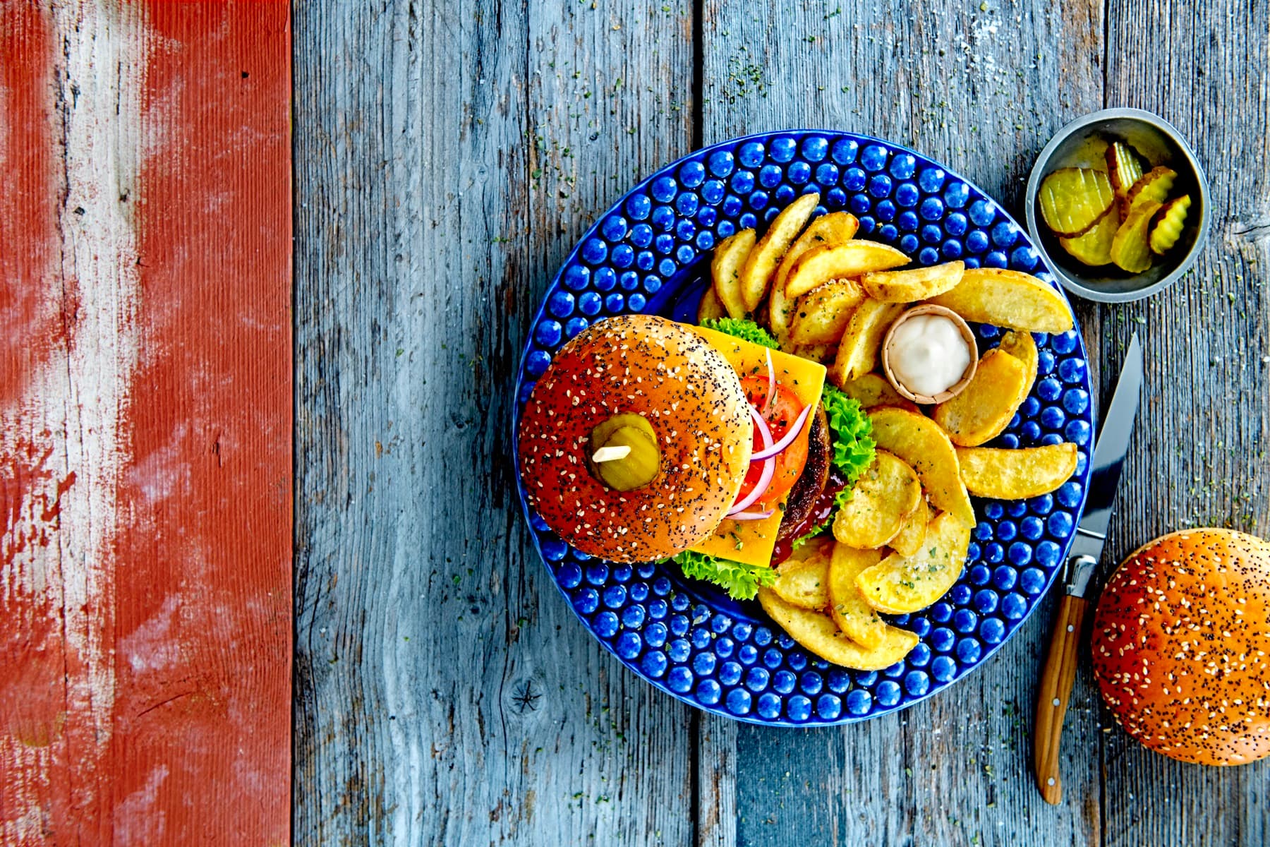 cheeseburger-extra-thin-wedges-aioli-plate