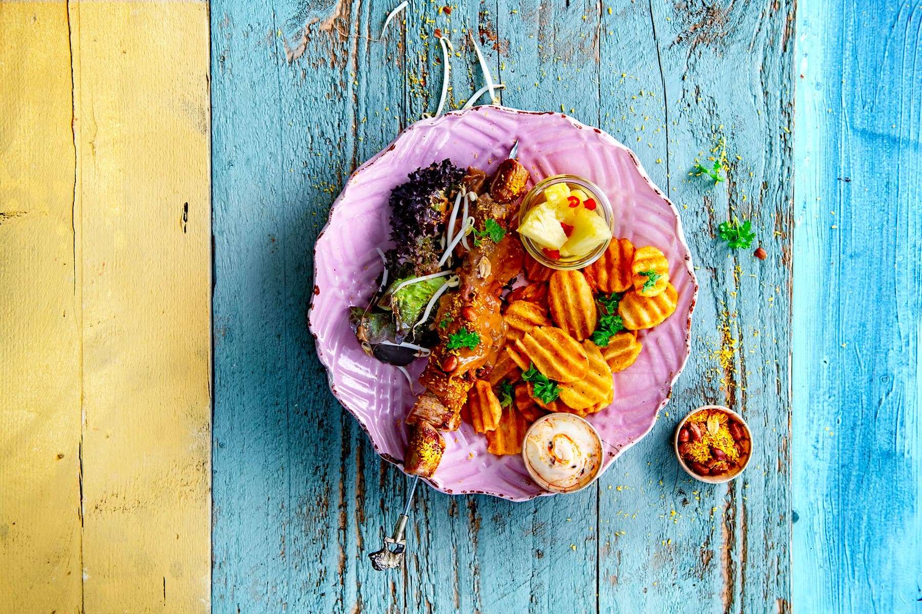 deep-crinkle-slices-with-sate-peanutsauce-on-plate