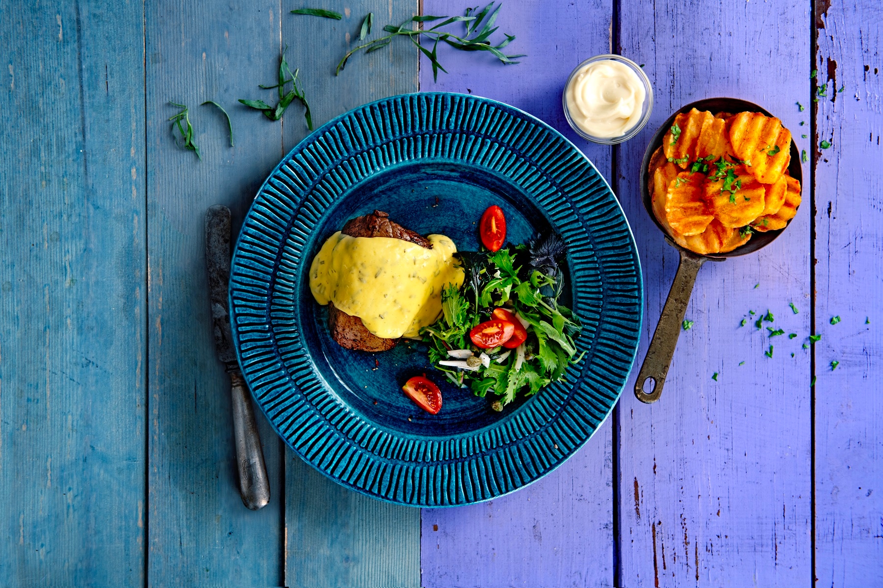 steak-bearnaise-green-salad-plate-presentation
