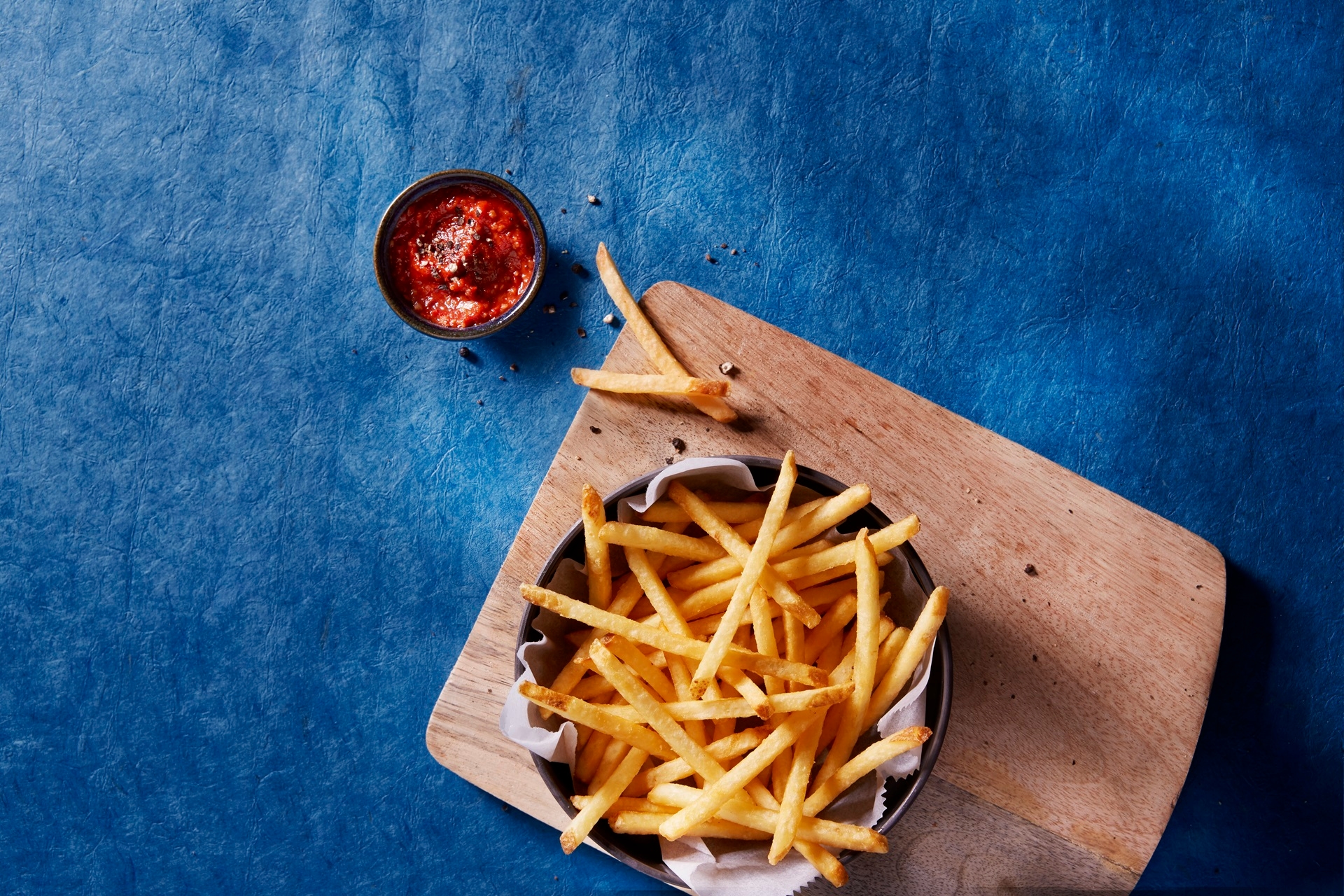 aviko_supercrunch_skinny_skin_on_fries_2500g_5_b.jpg
