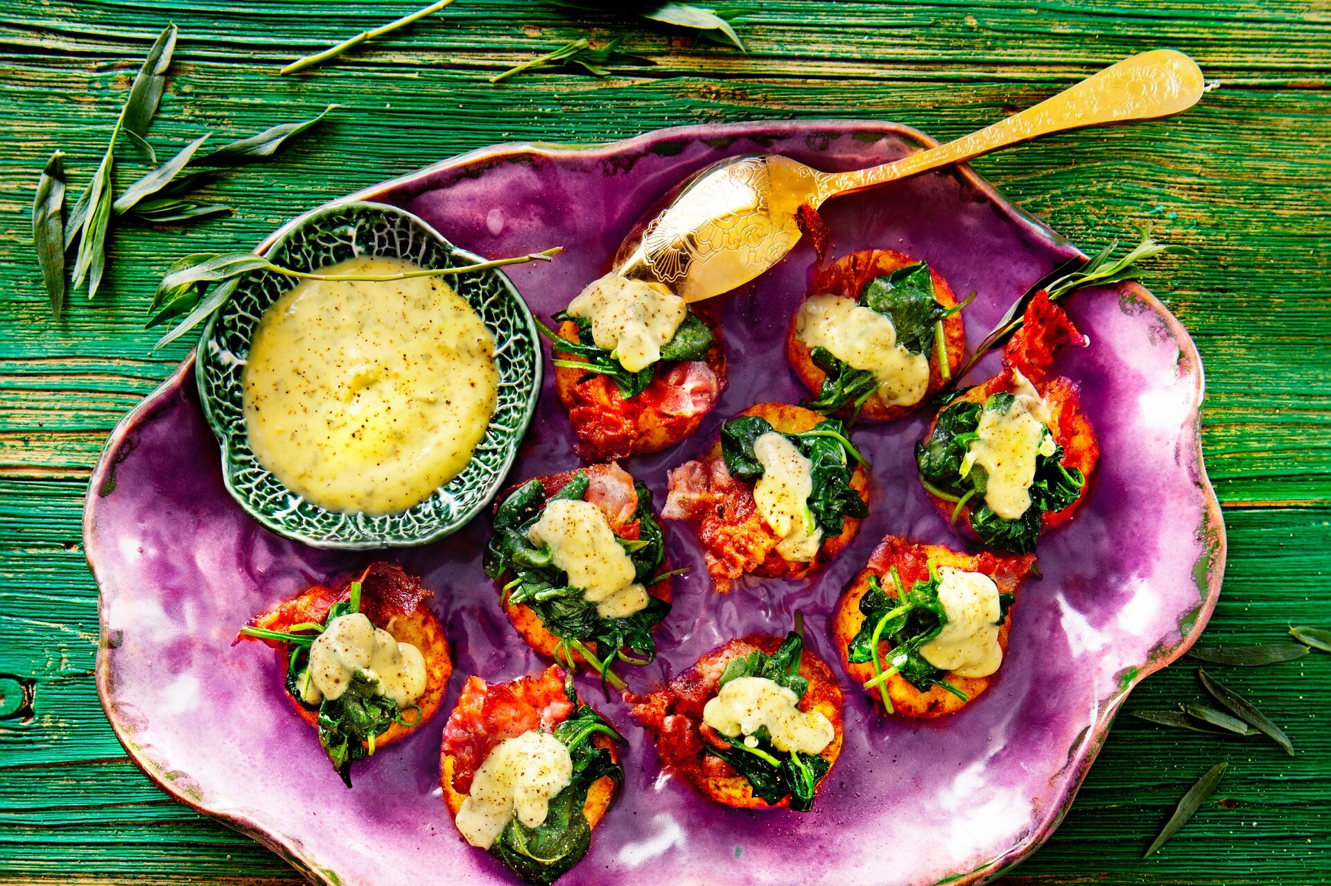 Recept image - Loaded Hash Browns with spinach, bacon and béarnaise sauce